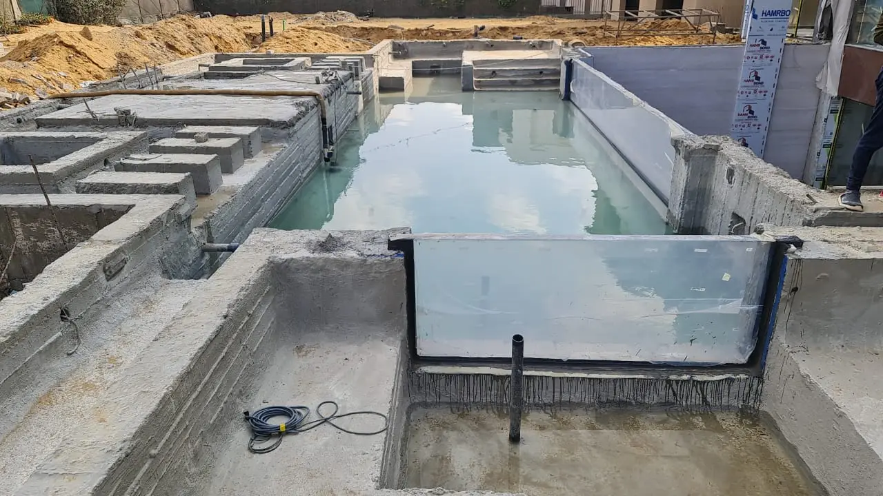 خدمات تركيب زجاج حمامات السباحة