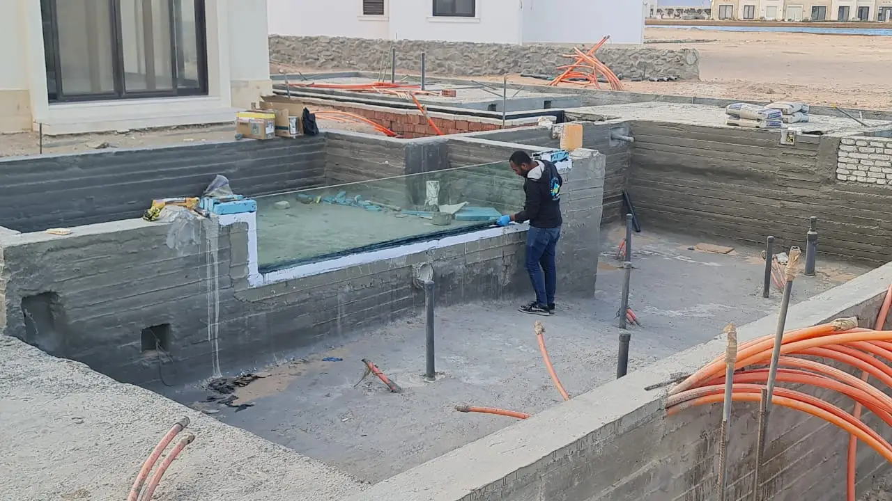خدمات تركيب زجاج حمامات السباحة