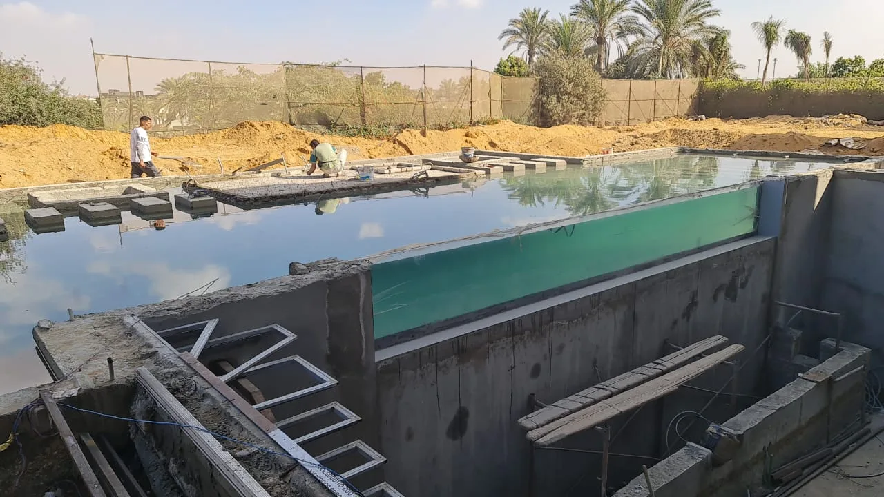 خدمات تركيب زجاج حمامات السباحة